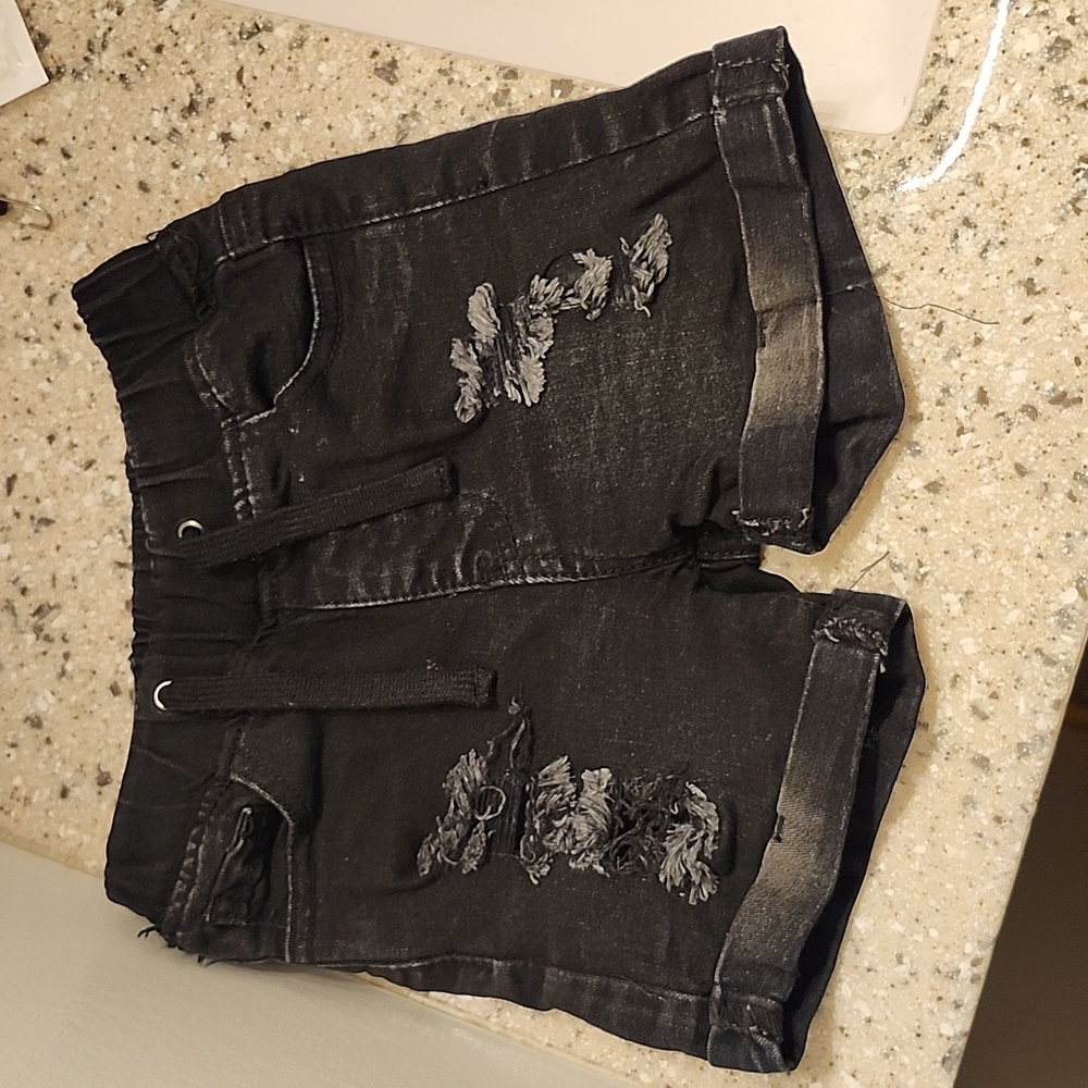 Little bipsy black denim distressed shorts